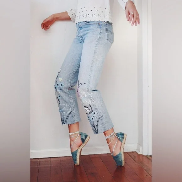 $548 Bliss And Mischief 💐 Wildflower Embroidered Cropped Jeans 🌸 Size 26 🌼 RARE - Picture 3 of 11